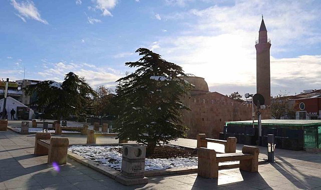 Kırşehir'de kar altındaki tarihi mekanlar hayran bıraktı