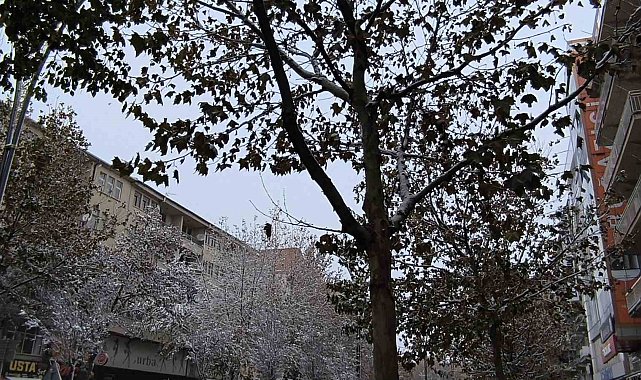 Kırşehir'de tipi etkili oldu, ekipler yolları açık tutmaya çalışıyor