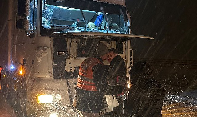 Kış lastiği olmayanlar yolda kaldı, ekipler sürücülerin yardımına yetişti