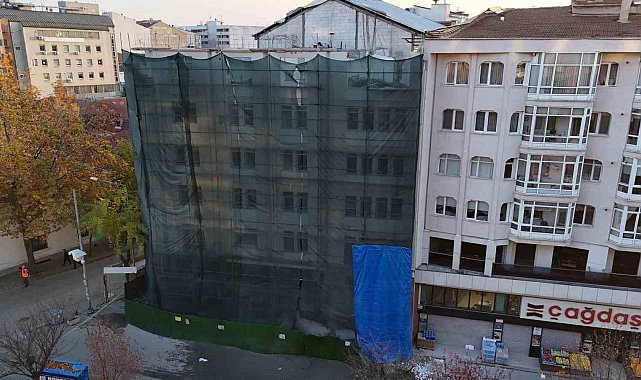 Kısmi göçük yaşanan binanın makine ile yıkımı için cadde ulaşıma kapatılacak