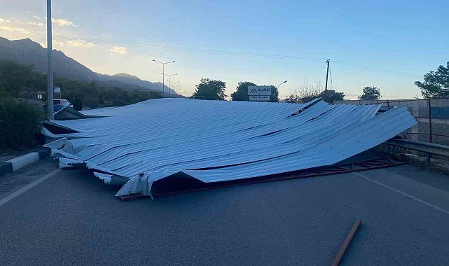 KKTC'de fırtınada ağaçlar devrildi, çatılar uçtu