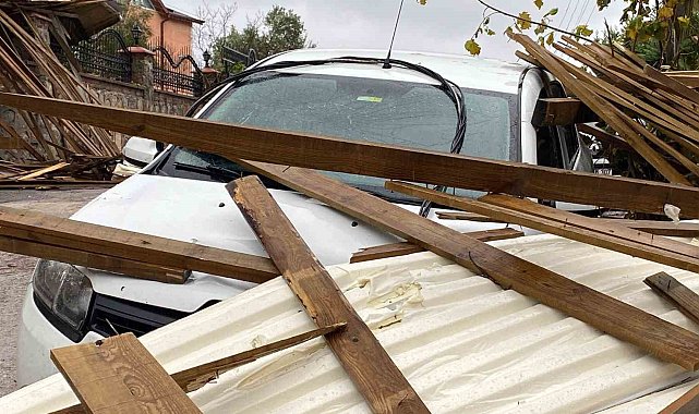 Kocaeli'de çatı uçtu, 6 otomobil hasar gördü