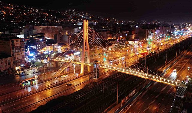 Kocaeli'de üst geçitler turuncuya büründü