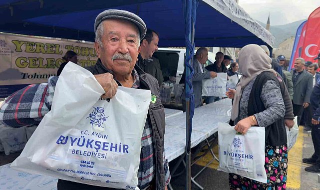 Koçarlı'da vatandaşlar Büyükşehir'in fideleri ile buluştu