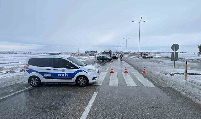 Konya'da kar yağışı ve tipi ulaşımı etkiliyor