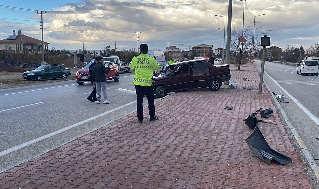 Konya'da otomobil refüjdeki direğe çarptı: 1 yaralı