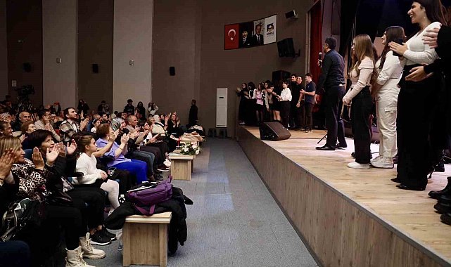 Körfez'de şarkılar öğretmenler için seslendirildi