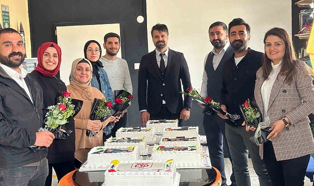 Köy okulunda her öğretmenin fotoğrafı pastaya basılarak Öğretmenler Günü kutlandı