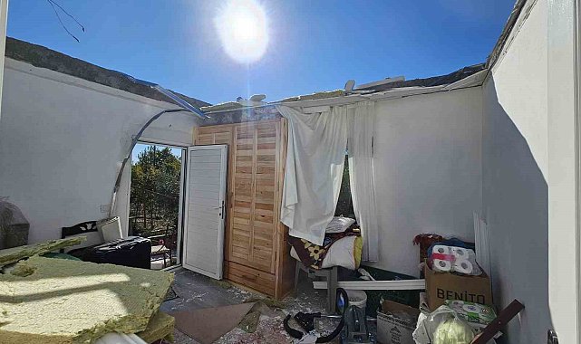 Köyceğiz'de şiddetli rüzgar çatı uçurdu