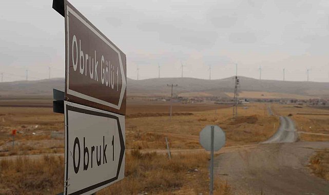 Köyün girişinin ters yönde olmasını eleştiren muhtar isyan etti