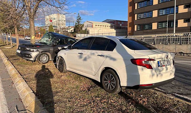 Küçükçekmece'de iki araç çarıptı: 1 yaralı
