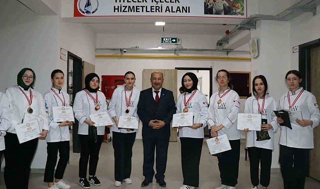 Kütahyalı öğrenciler, Antalya Gastro Festivali'nden rekorlarla döndü