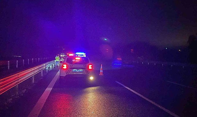 Kuzey Marmara&#039;da araç bariyerlere girdi: 2 yaralı