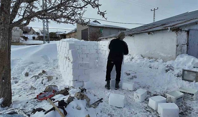 Mahsur kalınca kardan ev yapıp içinde çay içtiler
