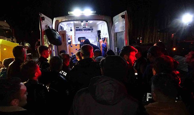 Malatya'da devrilen tırın altında kalan 2 polisten biri şehit oldu