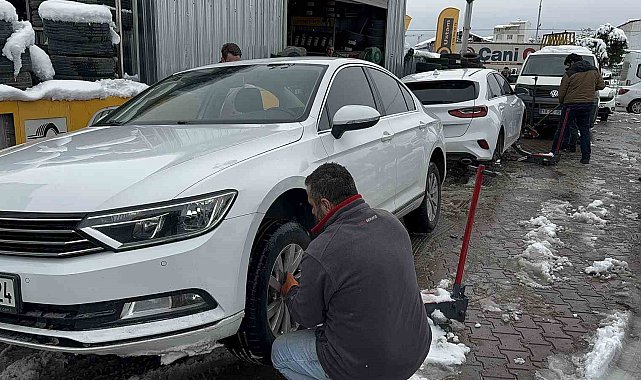 Malatya'da kar yağdı, lastikçilerde kuyruk oluştu