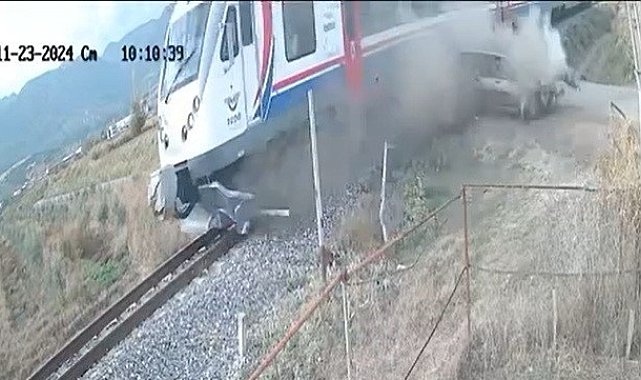 Manisa'da yolcu treni ile otomobil çarpıştı