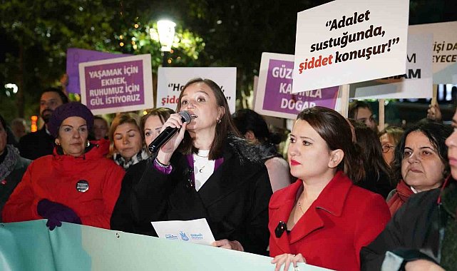 Manisalı kadınlar kol kola girip gece yürüyüşü yaptı