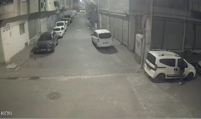 Mardin'de park halindeki otomobilden hırsızlık güvenlik kamerasına yansıdı