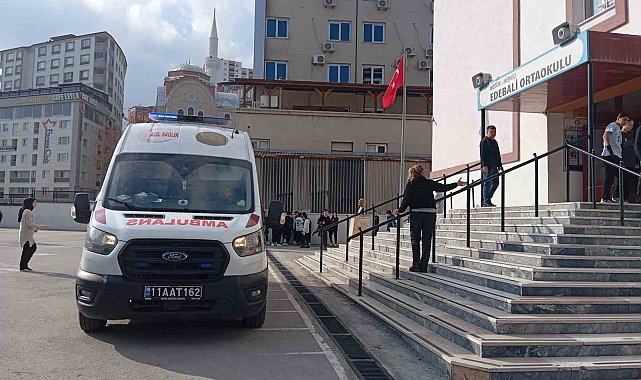 Merdivenlerden düşerek yaralanan öğretmen hastaneye kaldırıldı