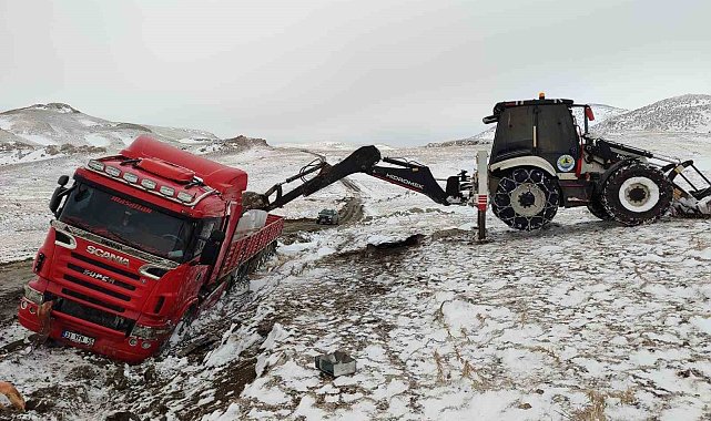 Mersin&#039;de bin 850 rakımda karda mahsur kalan 6 tır 22 saatlik çalışmayla kurtarıldı