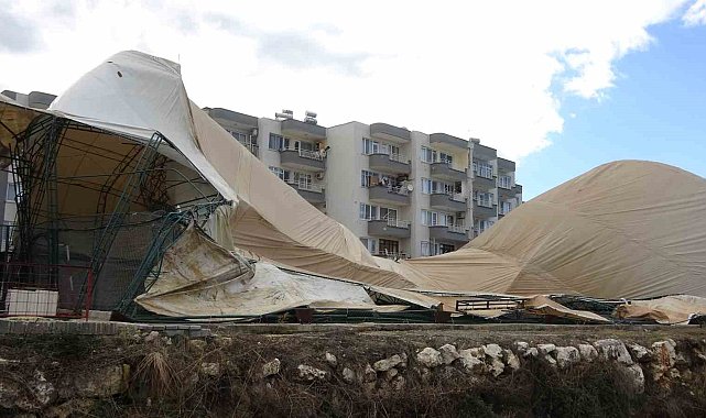 Mersin'de fırtına halı sahayı çökertti