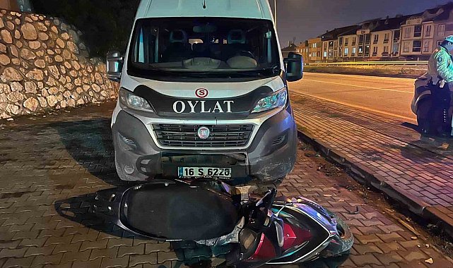 Minibüs ile motosiklet kafa kafaya çarpıştı: 1 ağır yaralı