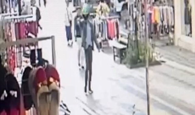 Motosiklet kaskıyla sokak ortasında vurdu