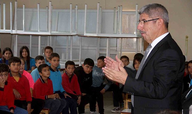 MSKÜ Rektörü Kaçar, mezun olduğu okulda kariyer planlama günlerine katıldı