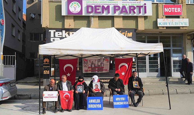 Muş'ta ailelerin evlat nöbeti sürüyor