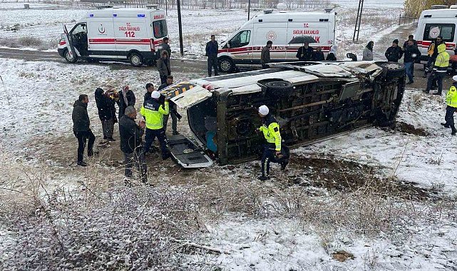 Muş'ta servis minibüsü devrildi: Sürücü ile 15 öğretmen yaralandı