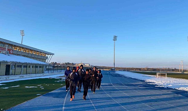 Muş'ta soğuk hava bile sporcuları durdurmadı