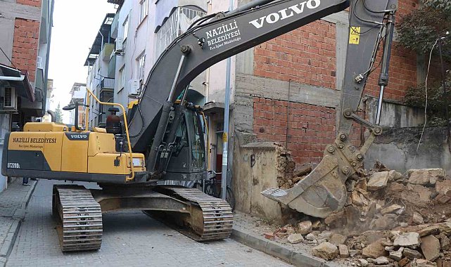 Nazilli'de metruk binaların yıkımı sürüyor