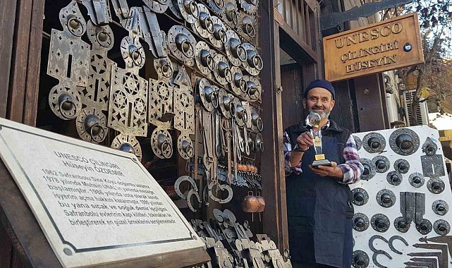 Ödülünü Cumhurbaşkanı Erdooğan'ın elinden alan UNESCO tescilli kilit ustası Özdemir: "Bu duygu tarif edilemez"