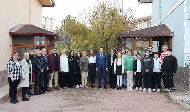 Öğrenciler 2 yıl önce vefat eden öğretmenlerinin eşini ziyaret etti