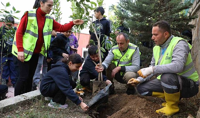 Öğrenciler, 5 bin narenciye fidanını toprakla buluşturdu