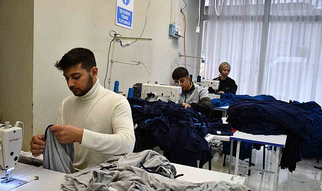 Öğrenciler hem öğreniyor hem çalışıyor