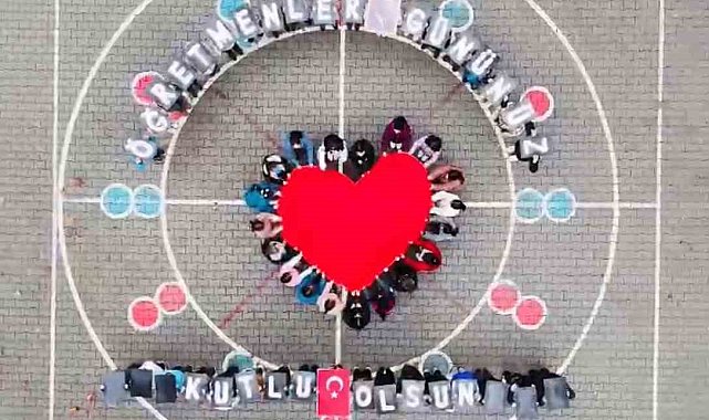 Öğrencilerden 24 Kasım Öğretmenler Günü koreografisi