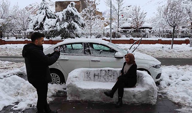 Oltu&#039;da esnaf kardan adam yerine kardan koltuk yaptı