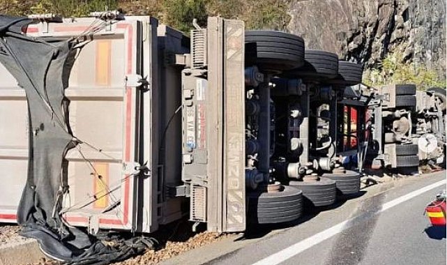 Ordu'da devrilen tırın altında kalan sürücü hayatını kaybetti