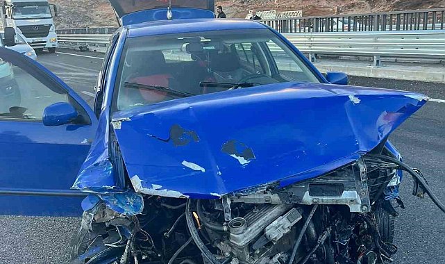 Otomobil bariyerlere çarptı: 2 yaralı
