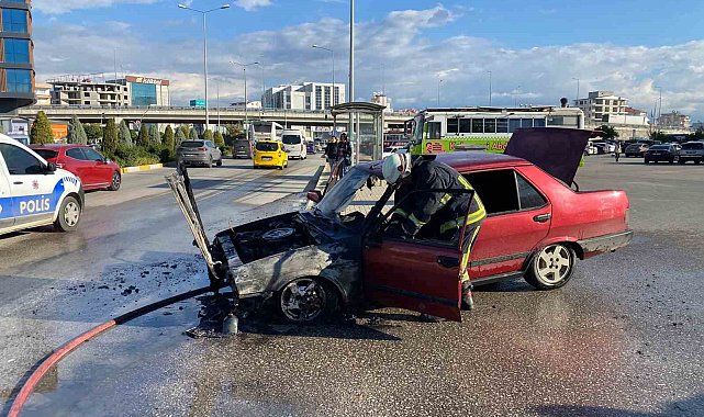 Otopark çıkışında alev alan otomobil kullanılamaz hale geldi