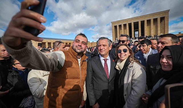 Özgür Özel, Öğretmenlerle birlikte Anıtkabir'i ziyaret etti