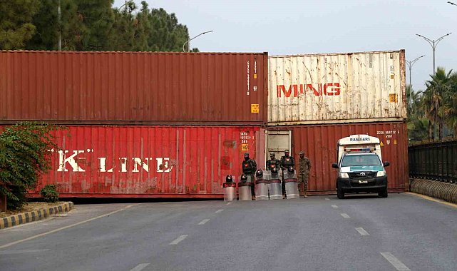 Pakistan'da eski Başbakan Khan'ın destekçileri sokağa indi