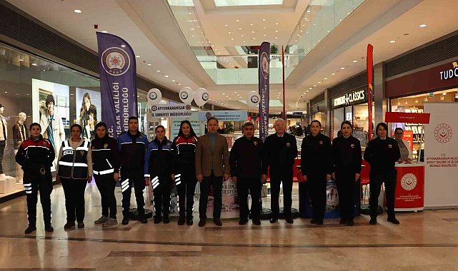 Polis kadına şiddete karşı stant açıp, bilgilendirme yaptı