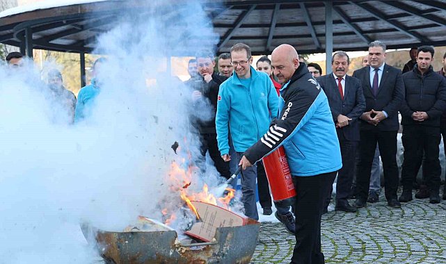 Rektör yangın tüpü ile müdahale etti