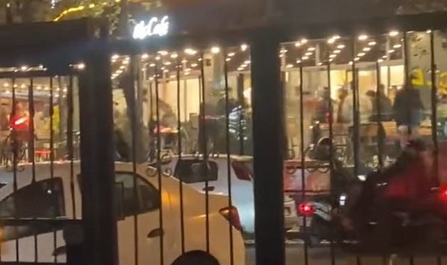 Restoranda müşteriler arasında kavga çıktı sandalyeler havada uçuştu