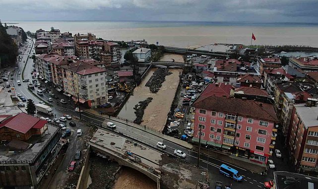 Rize'de yoğun yağışın ardından derelerin getirdiği çamur denizin rengini değiştirdi