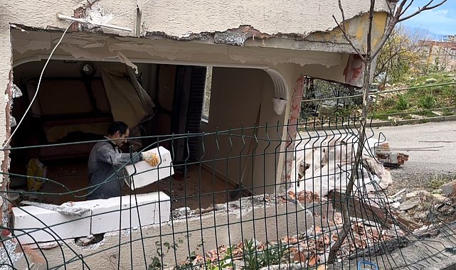 Rüzgar vurdu, yokuş aşağı kaçan kamyon evin salonuna girdi
