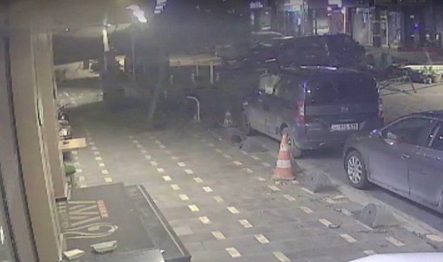 Rüzgarda uçan çatının bir kişinin üzerine düşmesi anbean görüntülendi